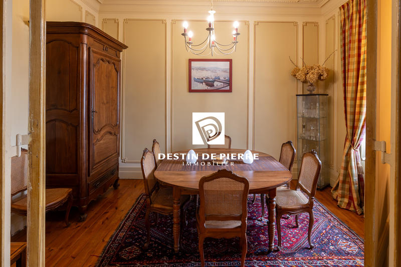 Maison - 240 m² - 8 pièces