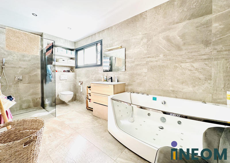 Villa - 250 m² - 8 pièces