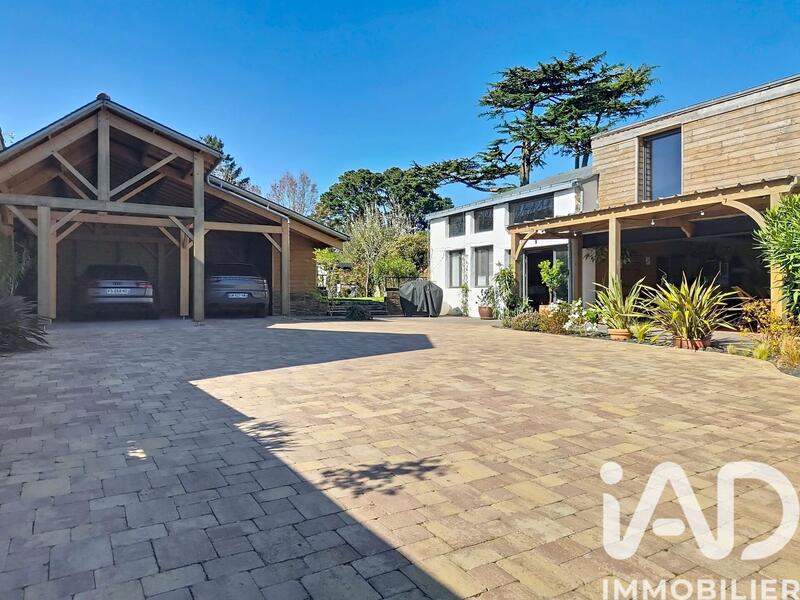 Maison - 250 m² - 7 pièces