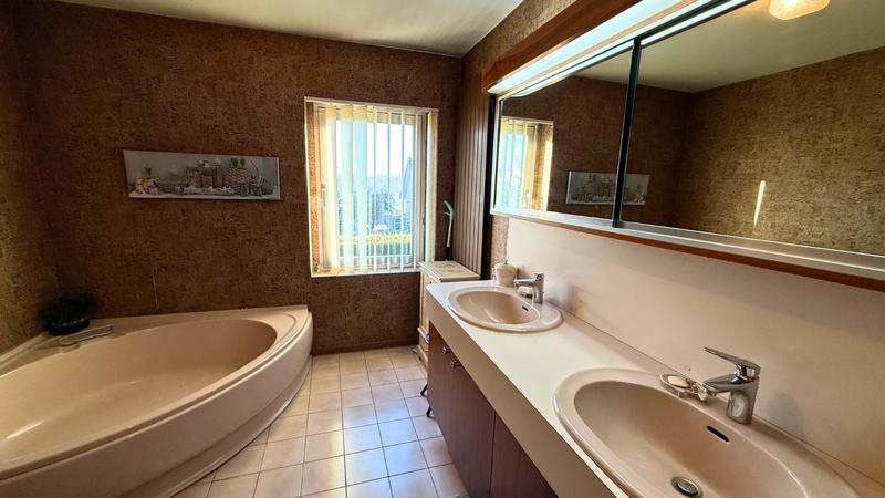 Maison - 225 m² - 8 pièces