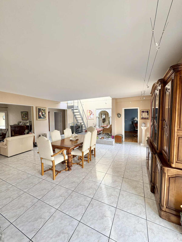 Maison - 219 m² - 6 pièces