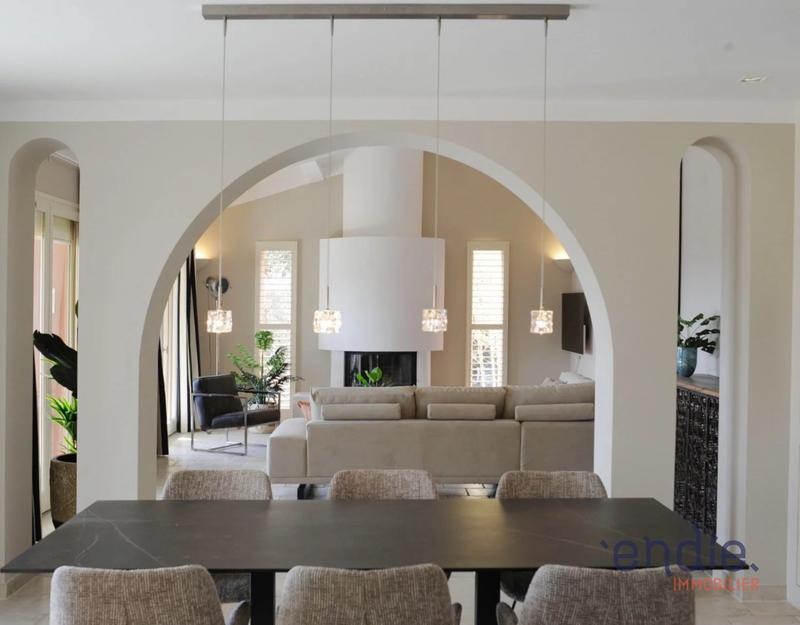 Maison - 210 m² - 5 pièces