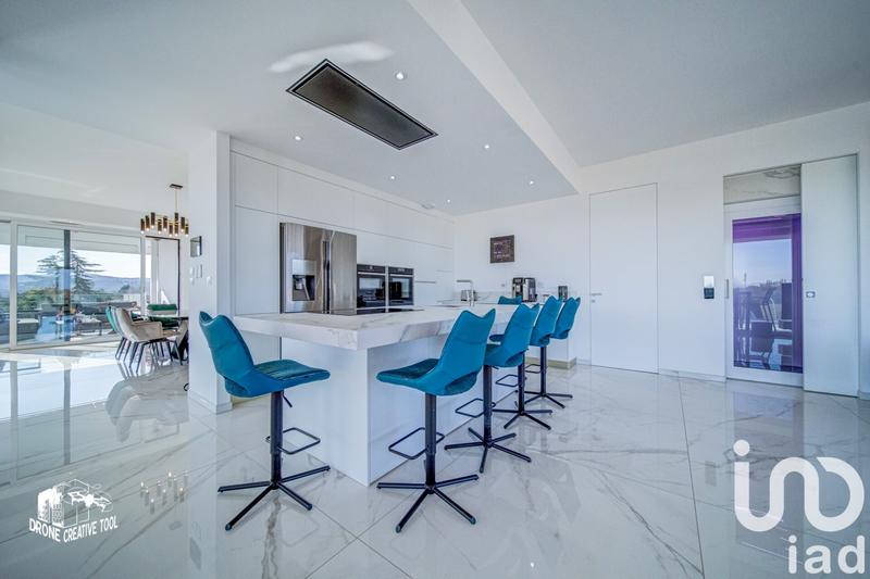 Appartement - 222 m² - 8 pièces