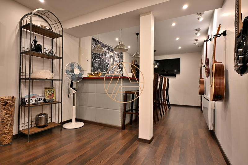 Loft - 202 m² - 8 pièces