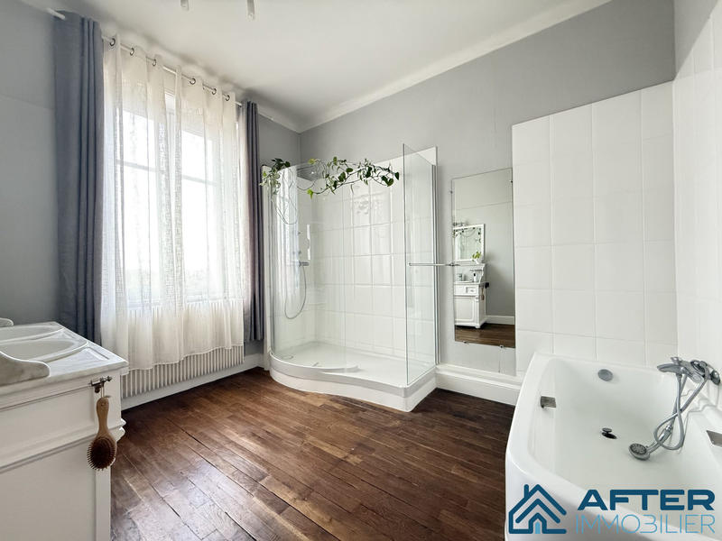 Maison - 302 m² - 10 pièces