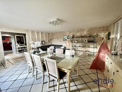 Maison - 372 m² - 12 pièces