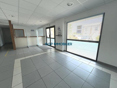 Local commercial - 207 m² - 15 pièces