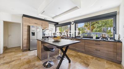 Maison - 265 m² - 8 pièces