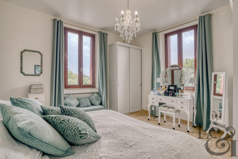 Maison - 275 m² - 8 pièces