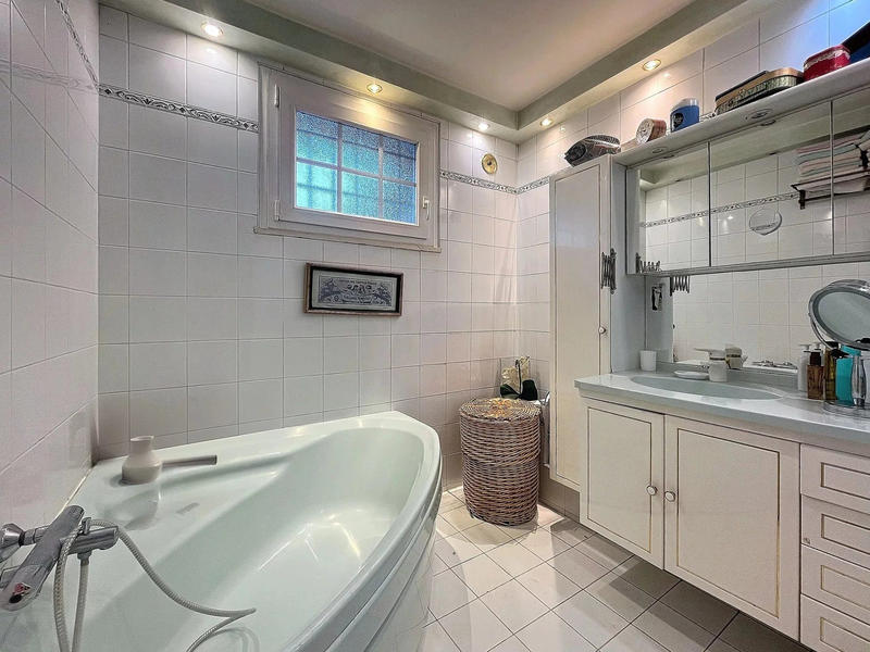 Maison - 180 m² - 7 pièces