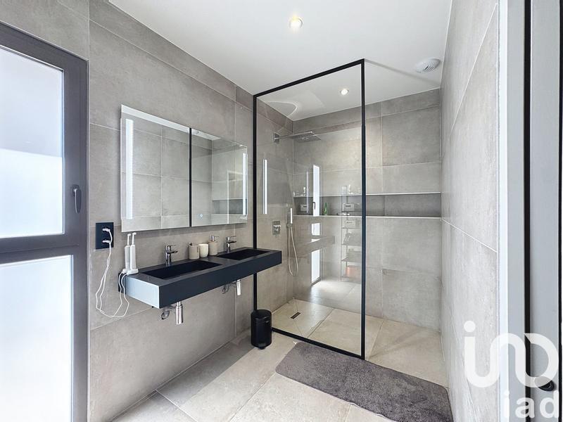 Maison - 230 m² - 7 pièces