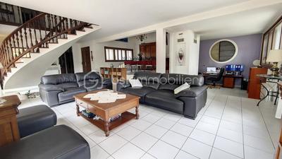 Maison - 225 m² - 9 pièces