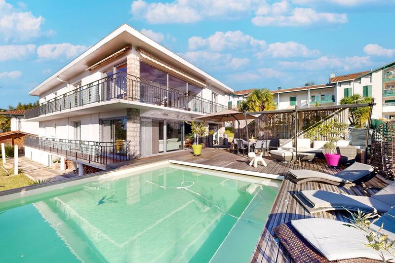 Maison - 377 m² - 12 pièces