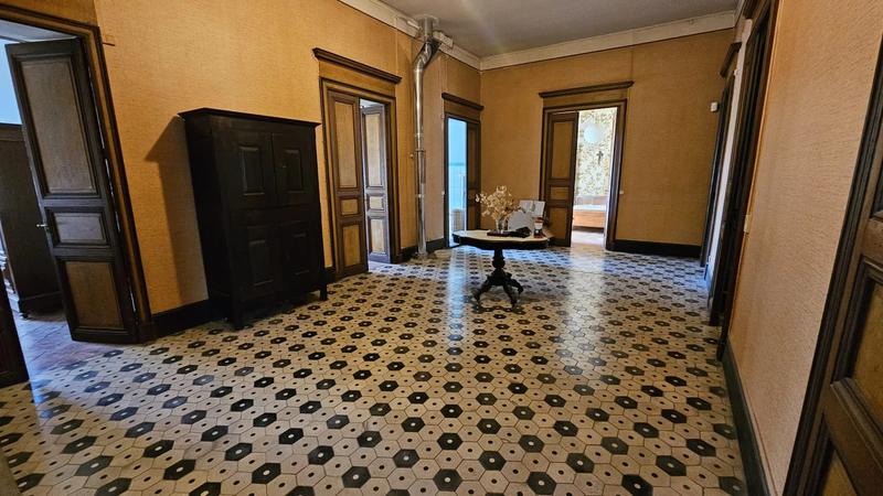 Maison - 640 m² - 12 pièces