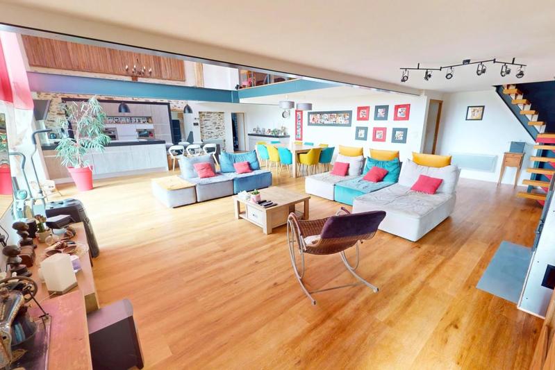 Demeure - 256 m² - 8 pièces