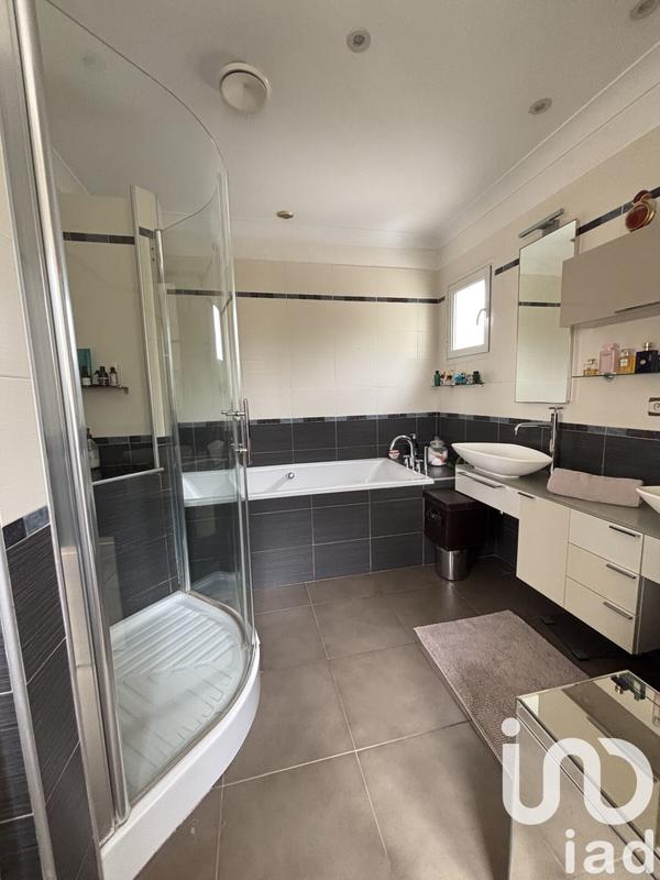 Maison - 250 m² - 8 pièces