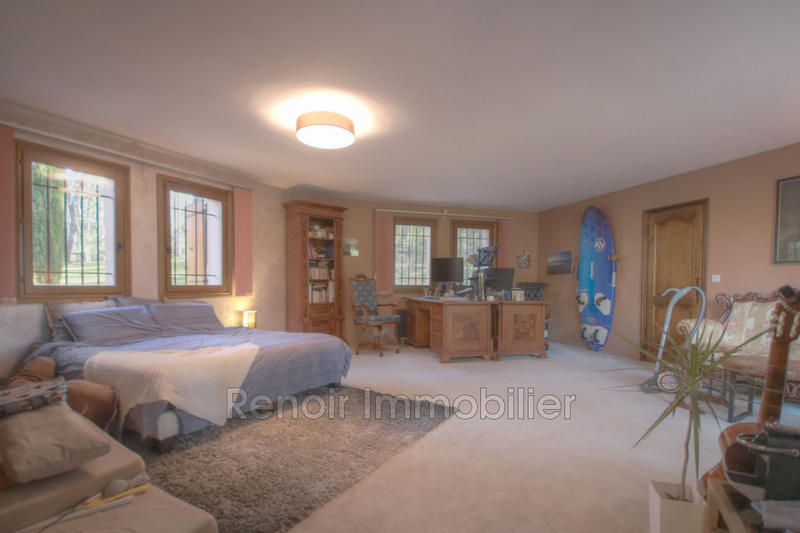 Propriété - 650 m²