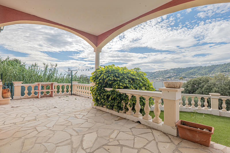 Maison - 205 m² - 9 pièces