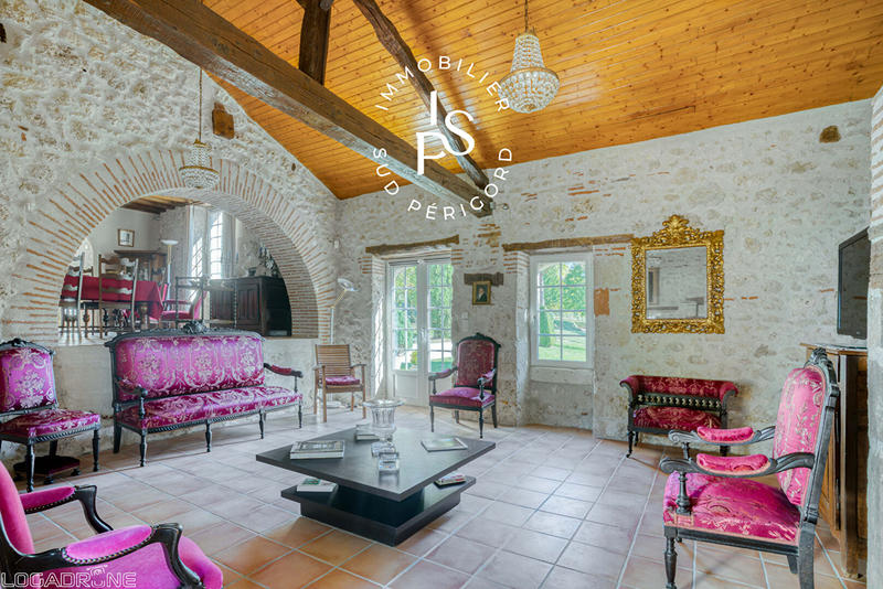 Demeure - 649 m² - 33 pièces