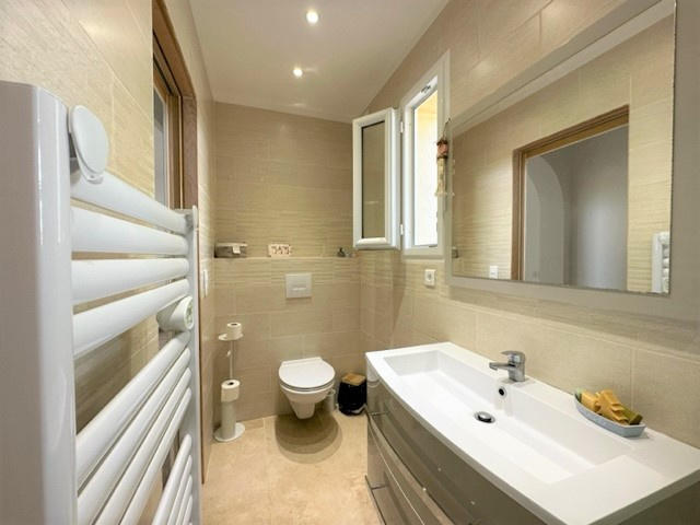 Propriété - 220 m² - 11 pièces