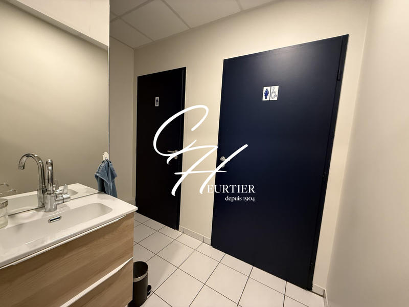 Local commercial - 334 m² - 14 pièces