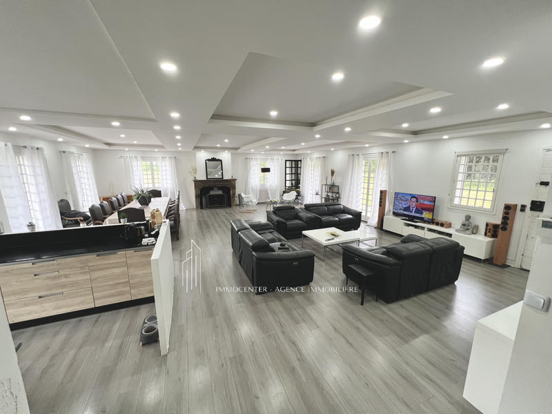 Propriété - 242 m² - 6 pièces