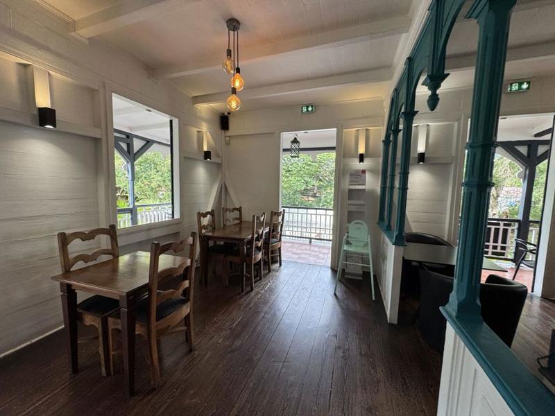 Local commercial - 467 m² - 12 pièces