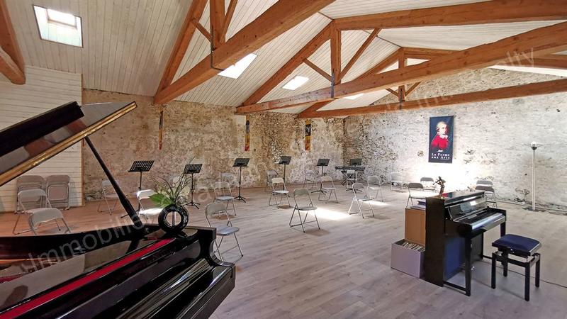 Maison - 360 m² - 8 pièces