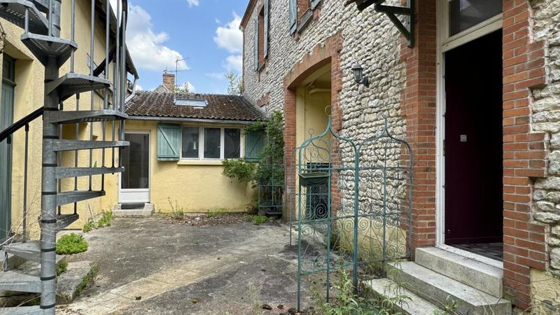 Maison - 274 m² - 9 pièces