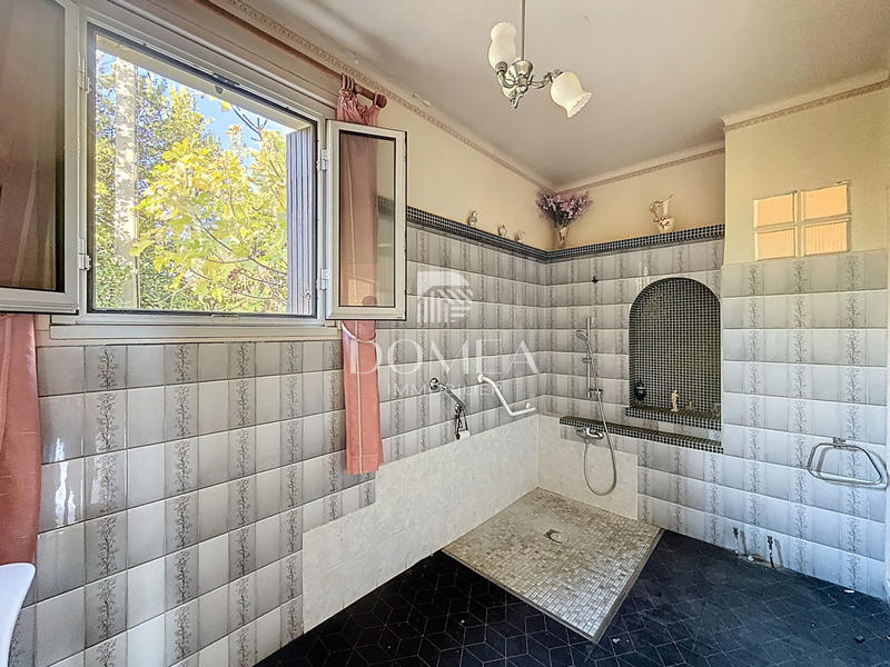 Maison - 222 m² - 10 pièces