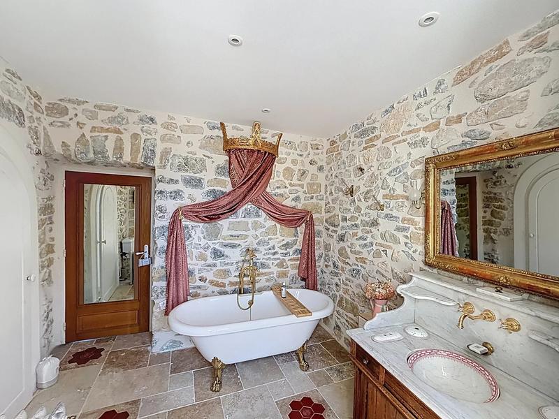 Maison - 397 m² - 8 pièces