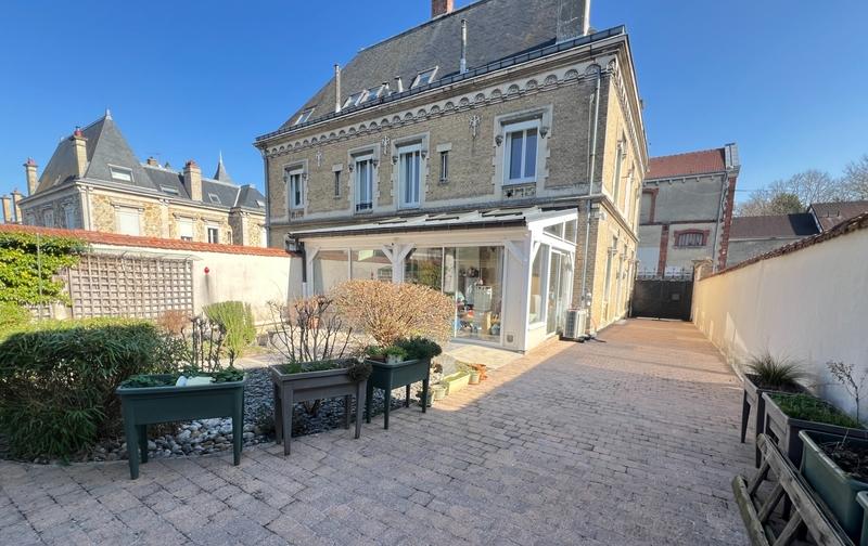 Maison - 211 m² - 8 pièces