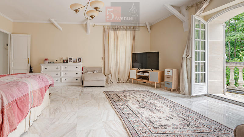 Maison - 330 m² - 8 pièces