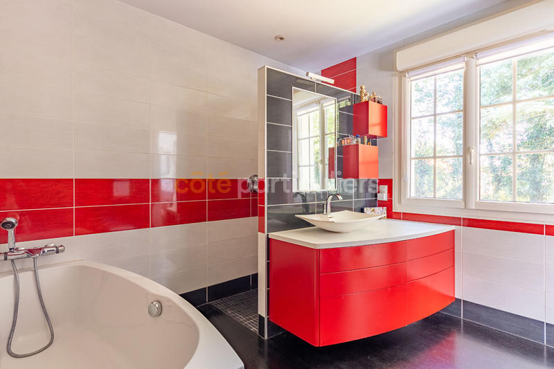 Maison - 225 m² - 8 pièces