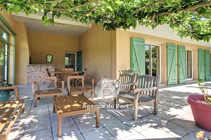 Villa - 221 m² - 9 pièces