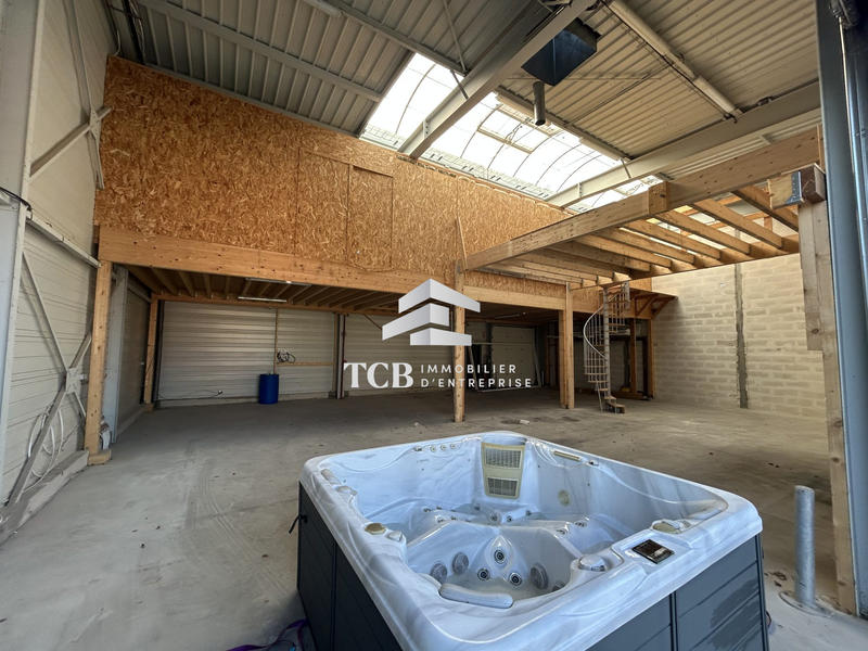 Local d'activités - 331 m²