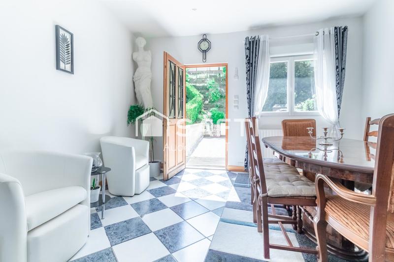 Maison - 228 m² - 8 pièces