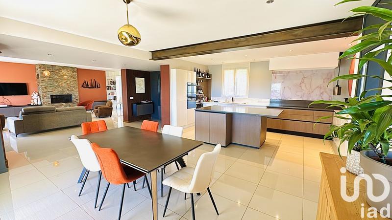 Maison - 220 m² - 6 pièces