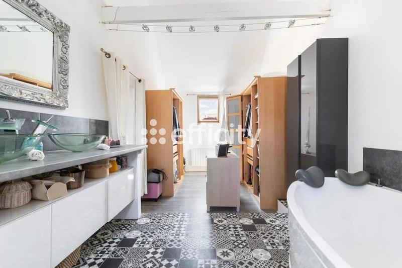 Maison - 230 m² - 8 pièces