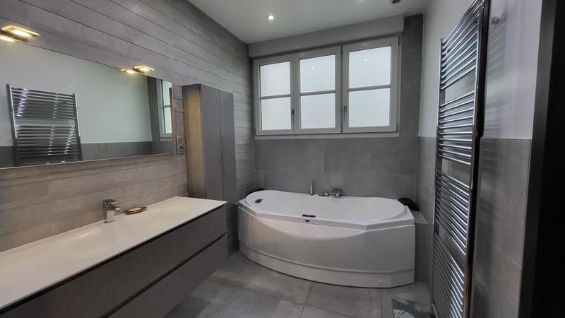 Maison - 300 m² - 8 pièces