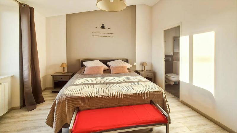 Maison - 225 m² - 8 pièces