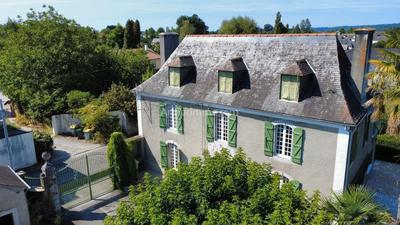 Maison - 241 m² - 6 pièces