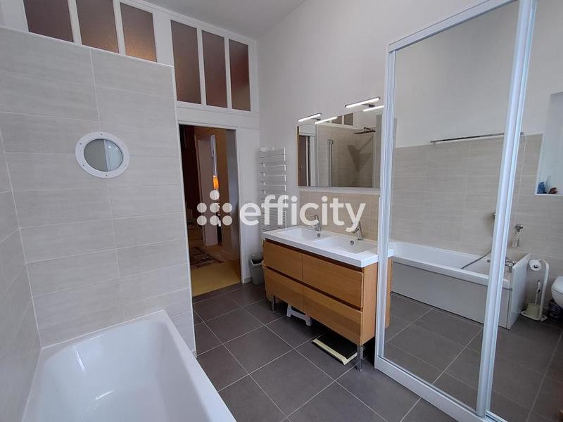 Maison - 270 m² - 11 pièces