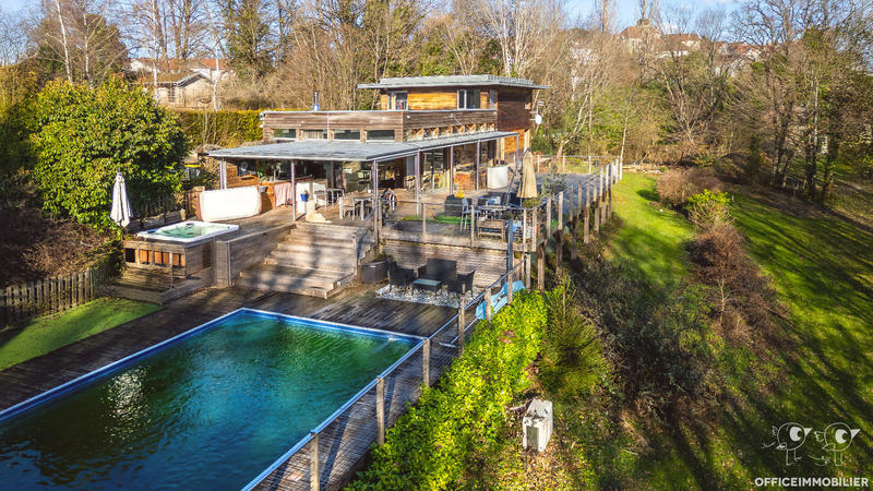 Maison - 202 m² - 7 pièces