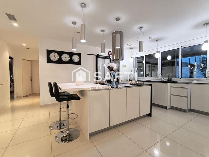 Maison - 250 m² - 8 pièces