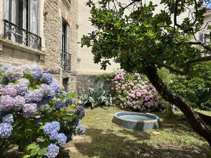 Maison - 280 m² - 9 pièces