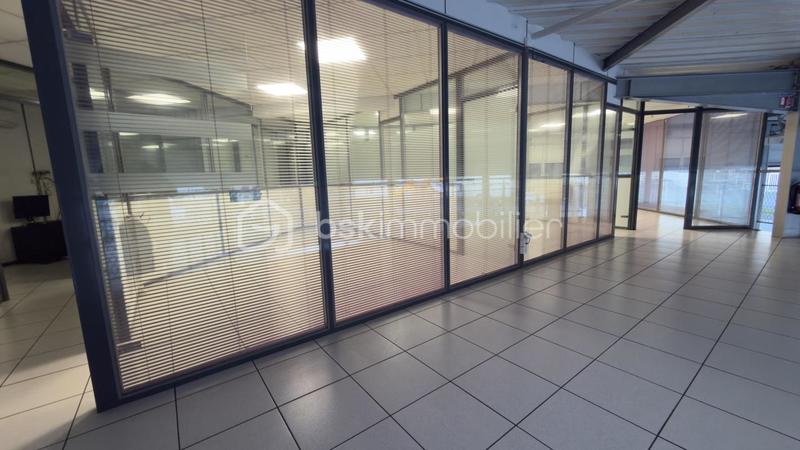 Local commercial - 1 500 m² - 20 pièces