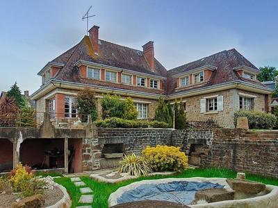 Maison - 320 m² - 13 pièces