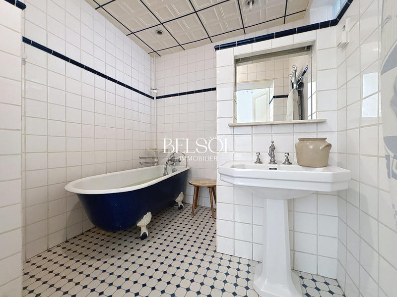 Maison - 300 m² - 8 pièces