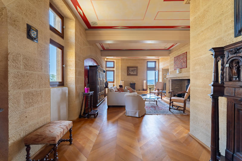 Maison - 215 m² - 8 pièces